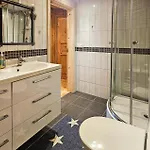 בית נופש Lovely In With Sauna *